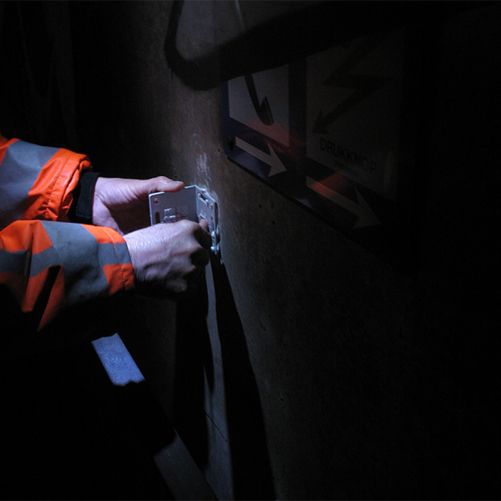 Plaquette angulaire RS80 rouge avec deux cibles réfléchissantes